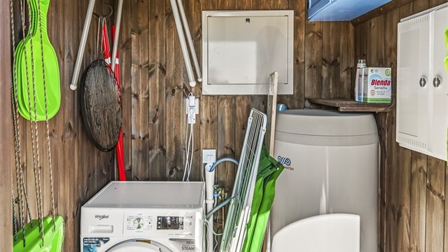 Praktisk bod med opplegg for vaskemaskin. Utvendig adkomst.