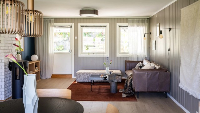 Fra stuen er det direkte utgang til en stor, vestvendt terrasse på ca. 40 kvm.