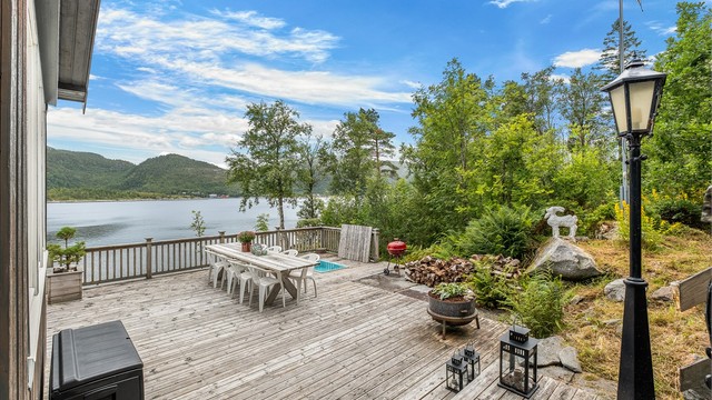 Store og solrike terrassearealer gir rikelig med plass til både spisegruppe, grill og avslapningssoner.