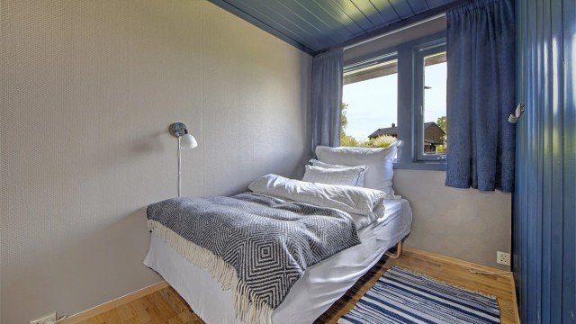 Soverom 4/opprinnelig del av loftstue - god størrelse - luke til kryploft med god lagringsplass