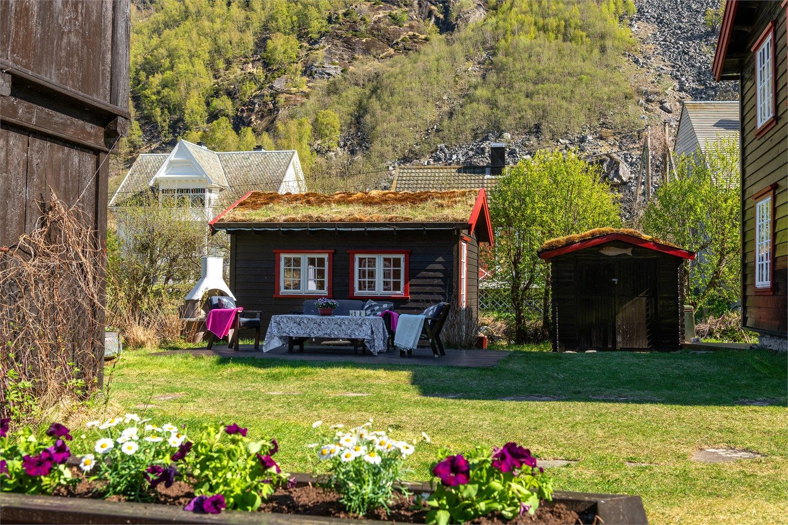 Den frittstående utestuen fra 2017 er et perfekt samlingssted for måltider, med egen uteplass.
