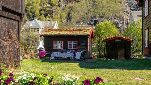 Den frittstående utestuen fra 2017 er et perfekt samlingssted for måltider, med egen uteplass.