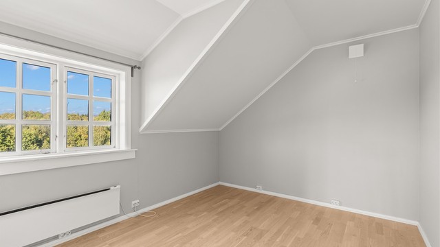 Soverom med fint overlys fra vindu i takopplettet.