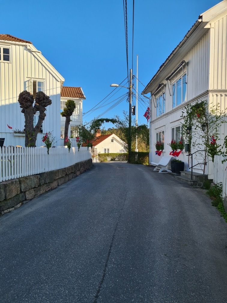 Eiendommen ligger i et etablert og attraktivt nabolag preget av klassisk trehusbebyggelse.