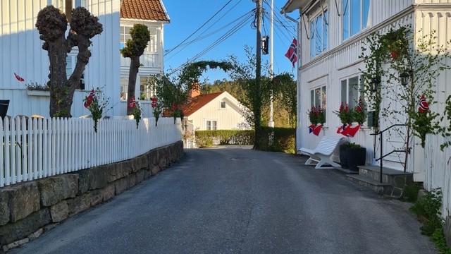 Eiendommen ligger i et etablert og attraktivt nabolag preget av klassisk trehusbebyggelse.