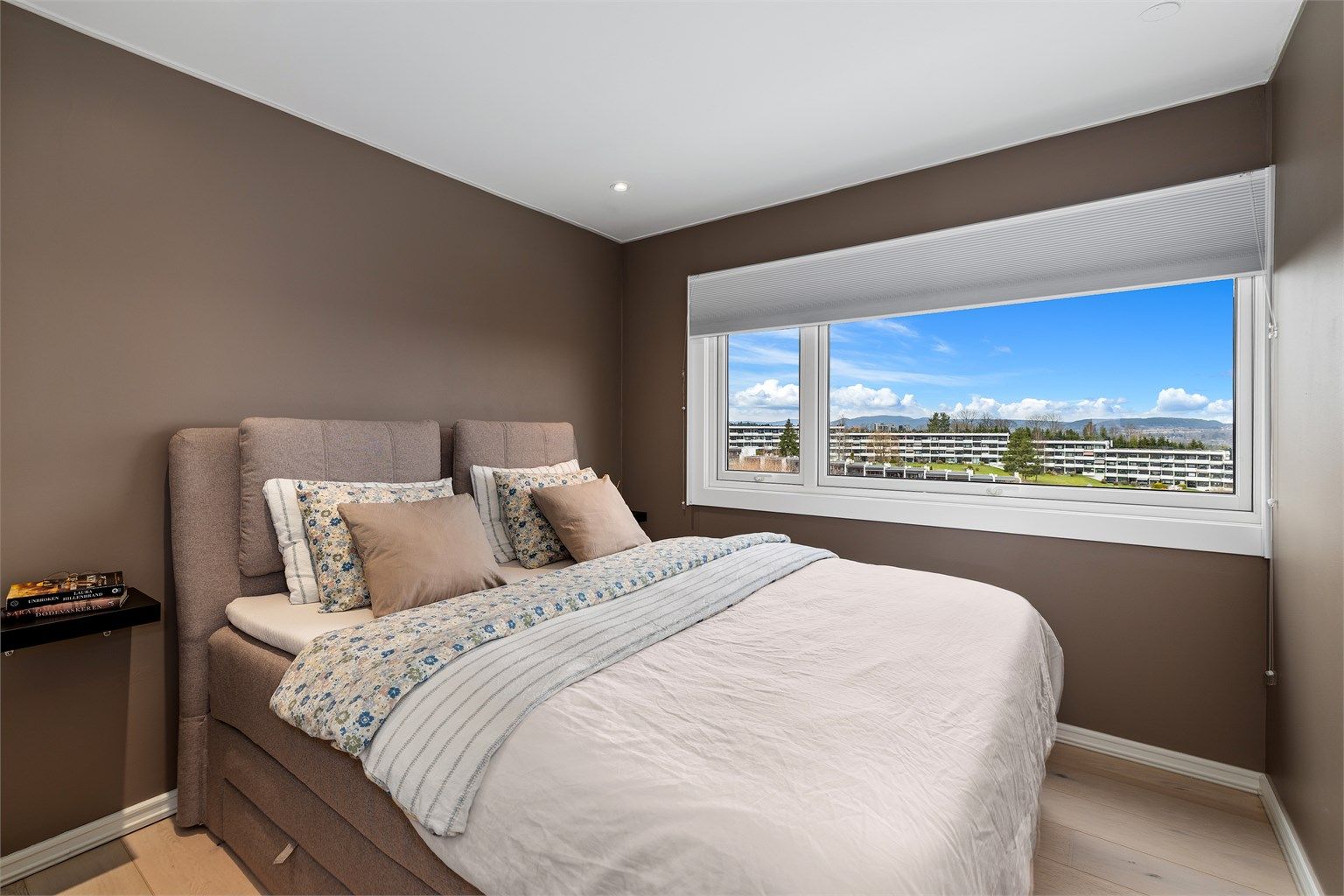 Soverommet har plass til dobbeltseng og har vindu fra 2014 som vender ut mot rolige omgivelser.