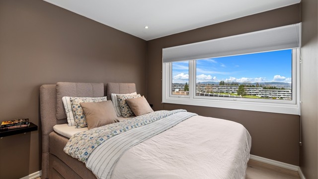 Soverommet har plass til dobbeltseng og har vindu fra 2014 som vender ut mot rolige omgivelser.