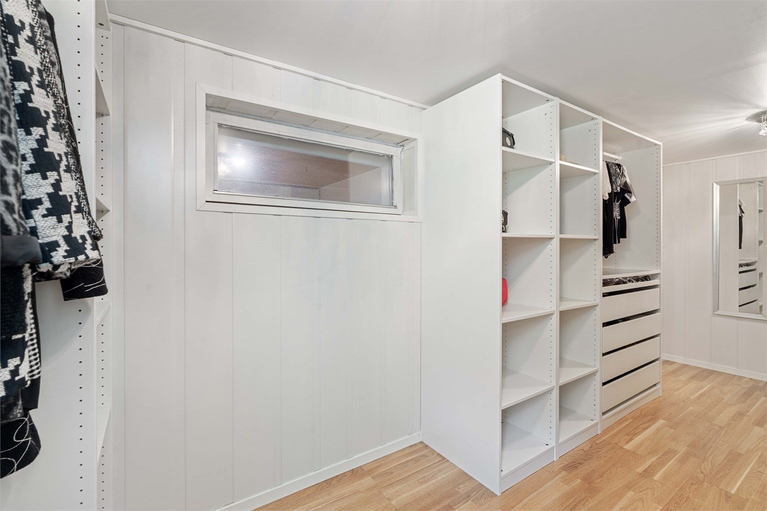 Garderobeløsningene gir god oversikt og utnytter plassen effektivt (tilbygget er ikke omsøkt eller byggemeldt til kommunen).