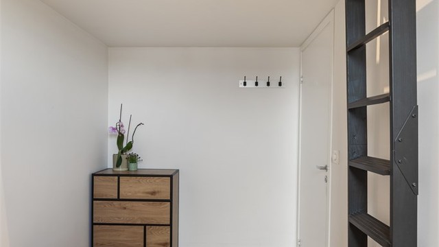 Soverom III, med plassbygd hems.