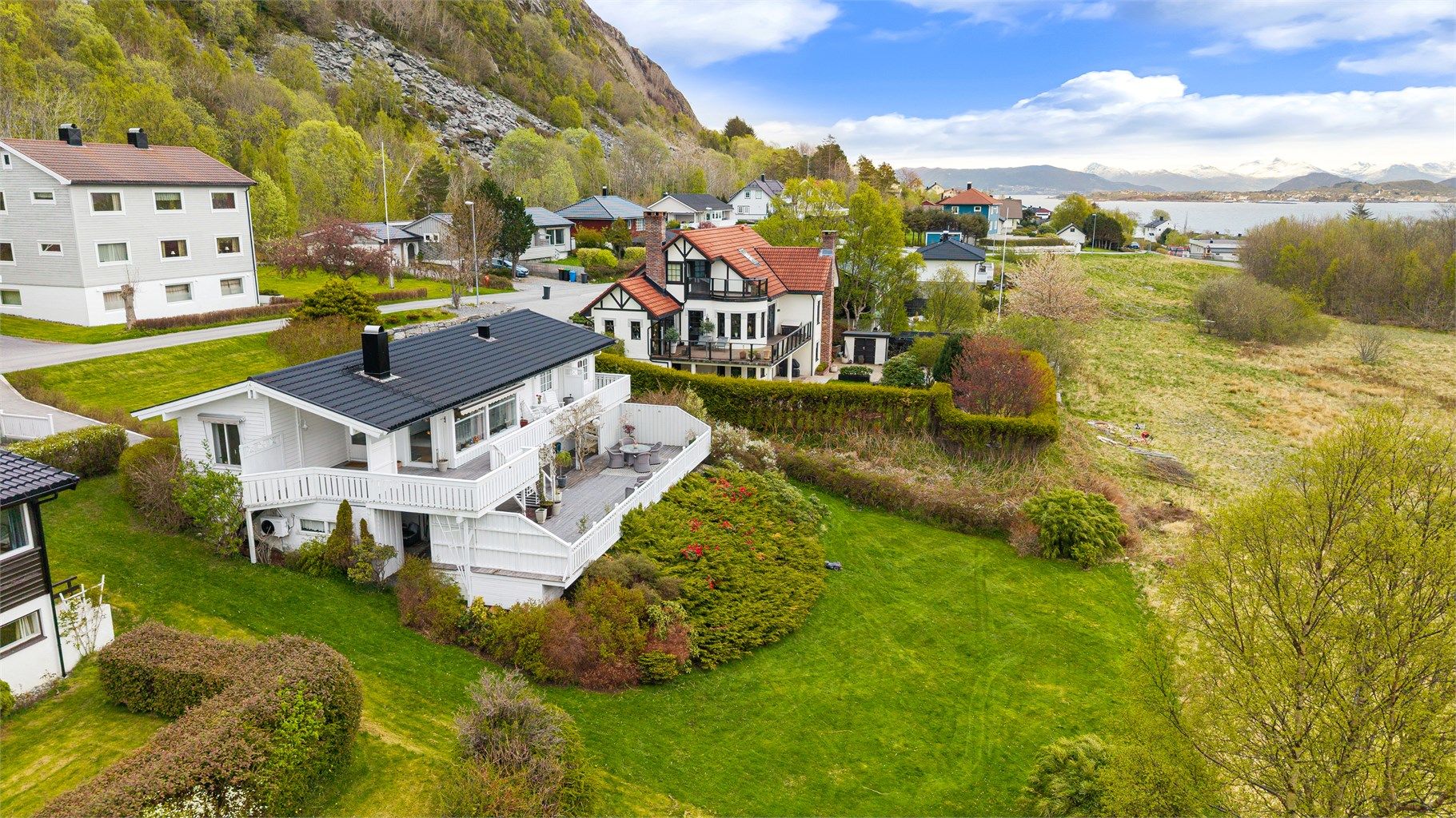 En sørvendt skråning gir eiendommen en flott posisjon i terrenget