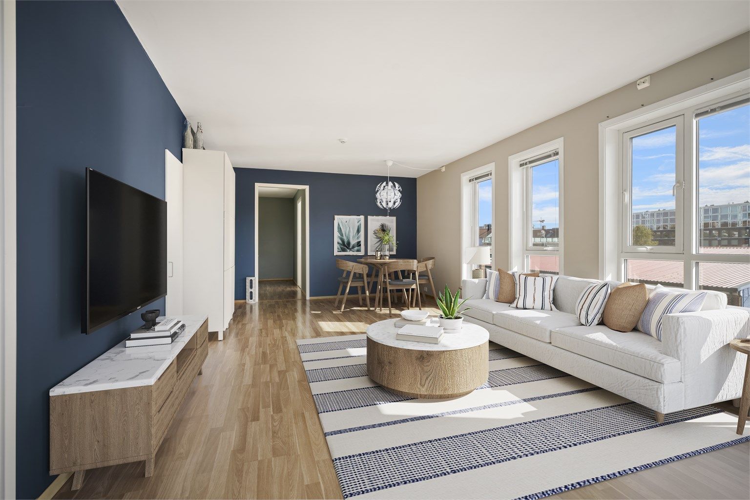 Foruten å by på utsyn i flere retninger besørger de store vinduene også meget gode sol- og lysforhold i stuen, dagen gjennom.