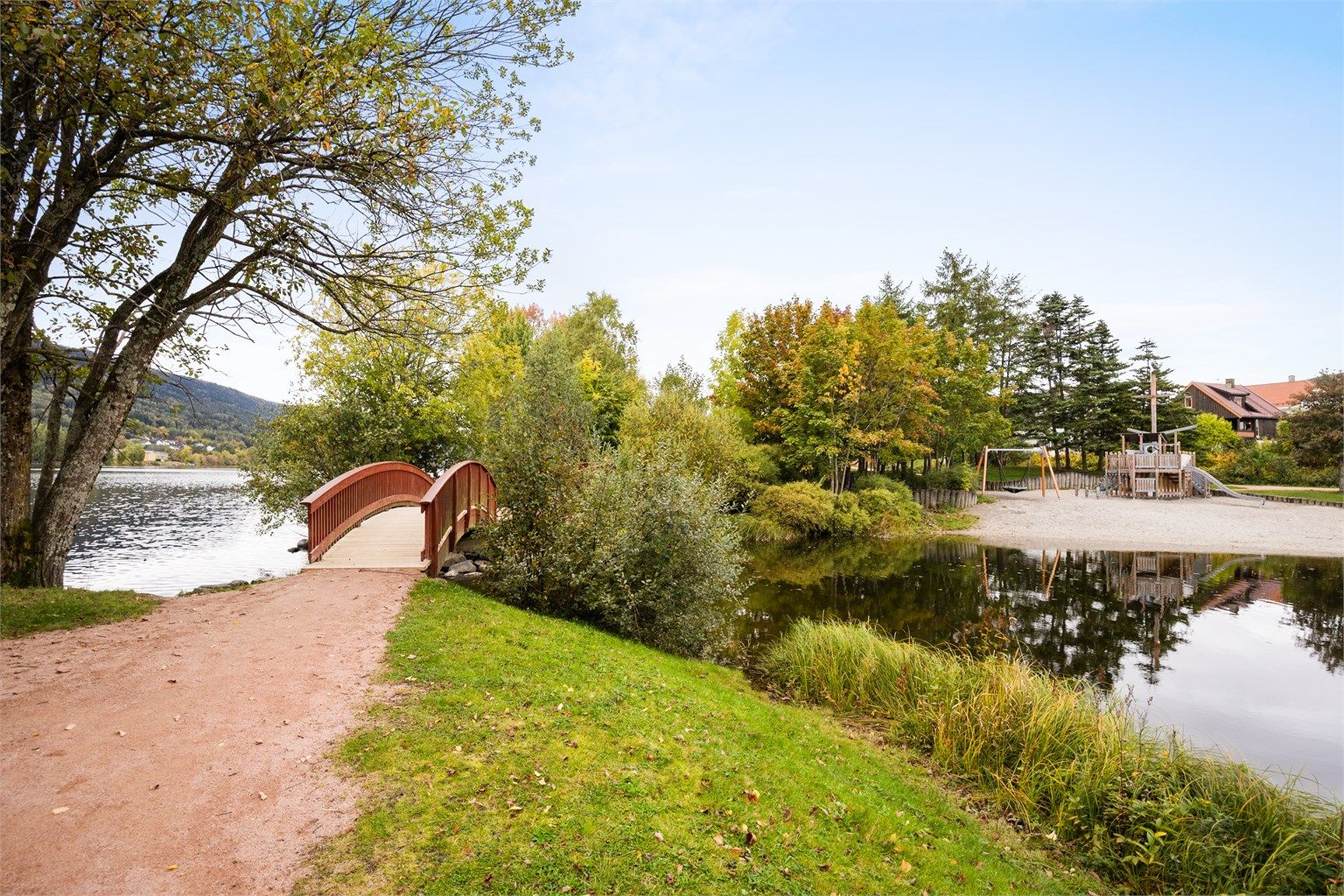 Drammenselva og flott parkområde er beliggende på andre siden av veien, her er det fine turstier, strandområde og sandvolleyballbane. 