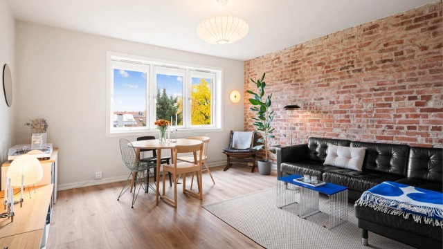 Tom Martinsen v/ Krogsveen har gleden av å presentere en lys og innbydende 2-roms med lekre detaljer og frodig utsyn. Foto: Peter Futo/Cool Pics AS