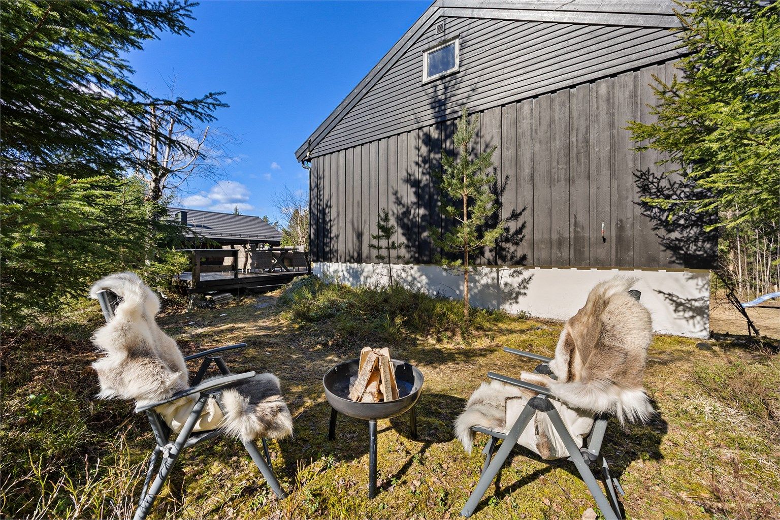 Det er flere fine plasser rundt boligen.