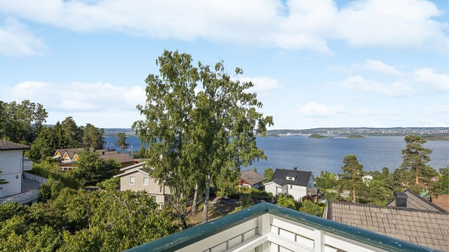 Fantastisk fjordutsikt som gir en unik ro, romfølelse og et levende skiftende uttrykk gjennom dagen.