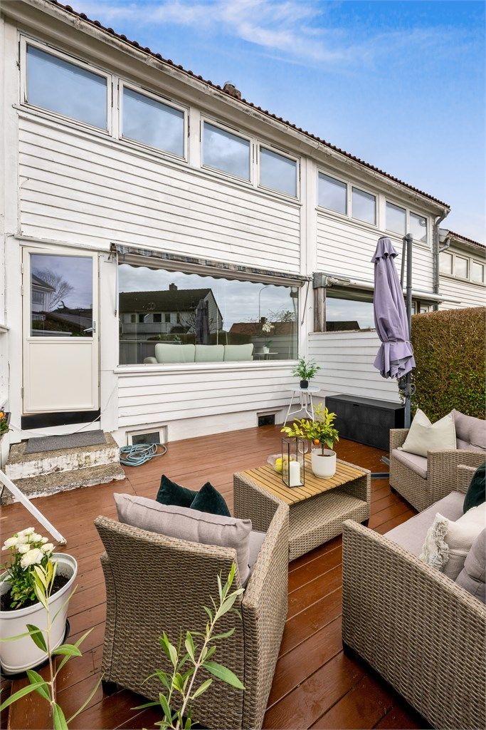 Boligen går over tre plan og har terrasse ut fra stue .
