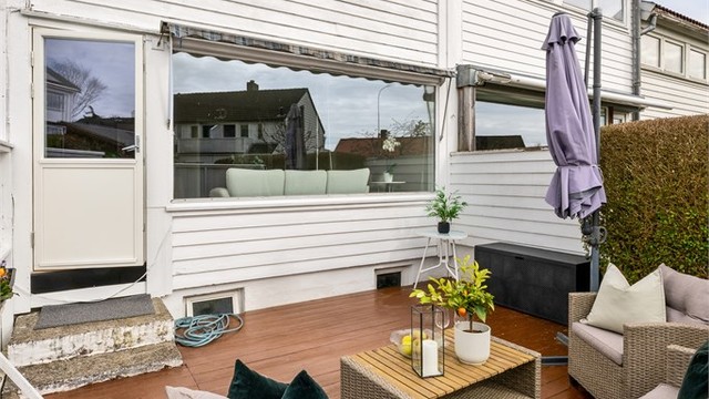 Boligen går over tre plan og har terrasse ut fra stue .