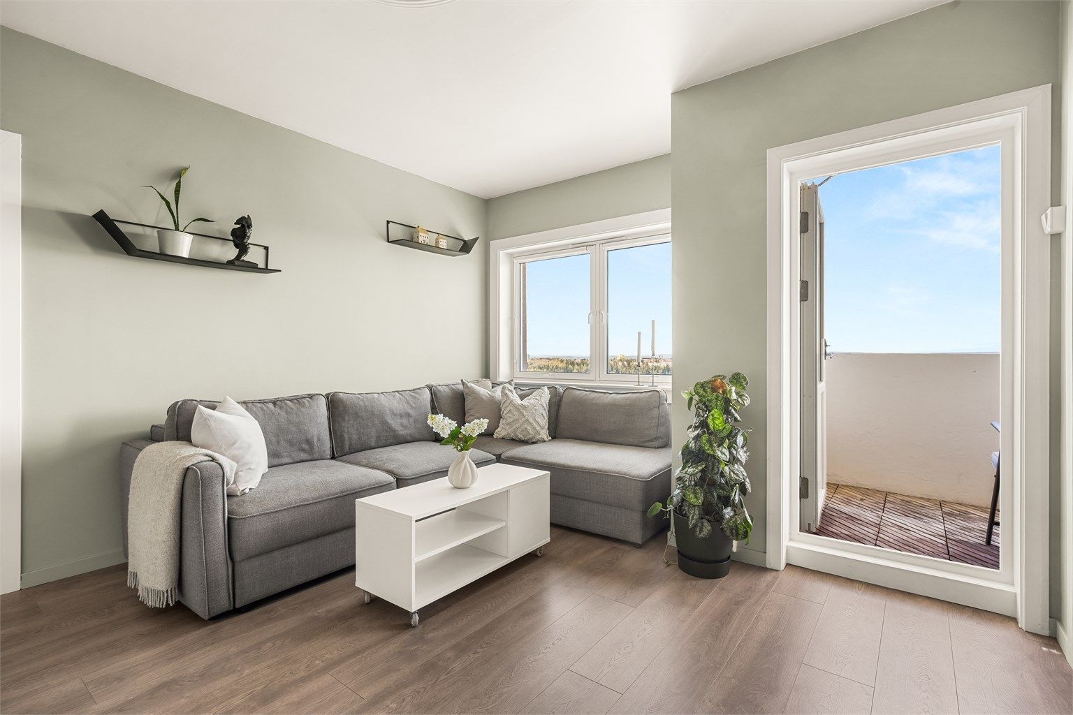 Stuen har god plass til en romslig sofagruppe og utgang til balkongen.