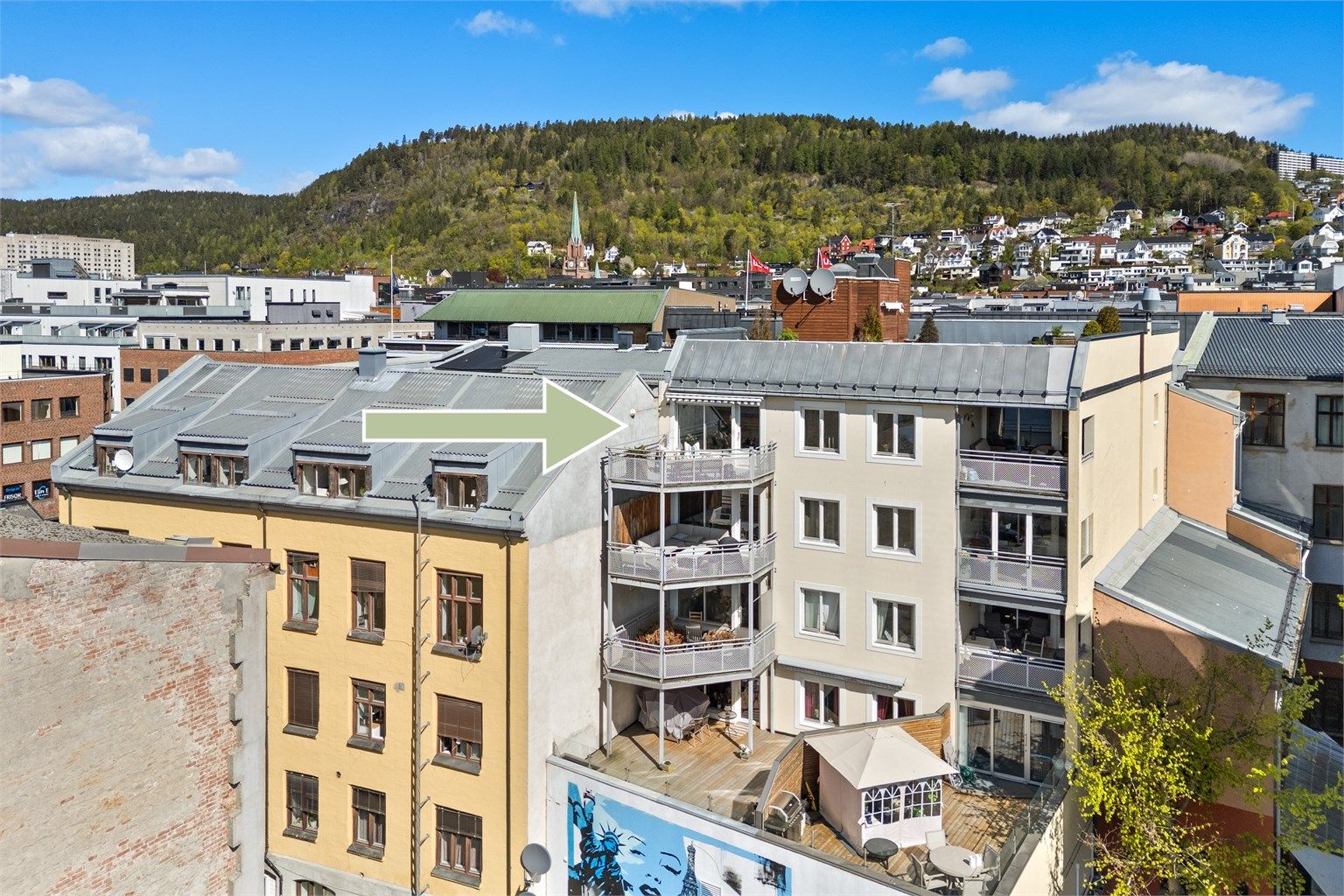 Leiligheten ligger i byggets 5. etasje, med heisadkomst. 