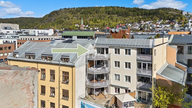 Leiligheten ligger i byggets 5. etasje, med heisadkomst.