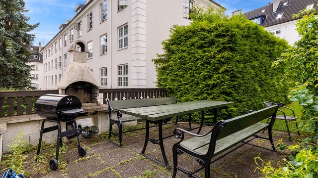 På tomten til borettslaget er det etablert fin uteplass med mulighet for grilling på hyggelige sommerdager