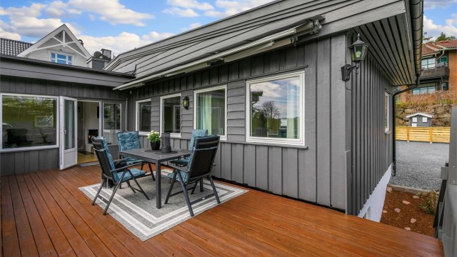 Herlig sydøstvendt terrasse på ca. 26 kvm med utgang fra stuen