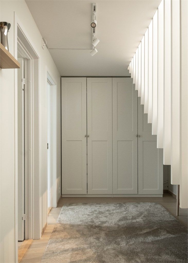 Gangen i første etasje har plassbygde garderobeskap som gir rikelig med lagringsplass.