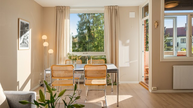 Store vindusflater slipper inn rikelig med dagslys og skaper en luftig og behagelig atmosfære.