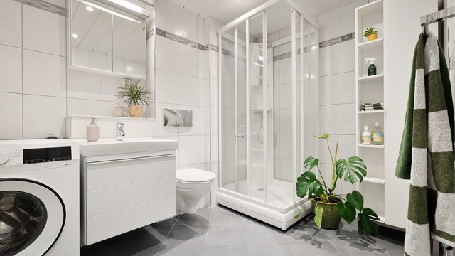 - Helfliset bad utstyrt med vegghengt toalett og har opplegg for vaskemaskin. Varmekabler i gulv og varmtvann er inkludert i felleskostnader -