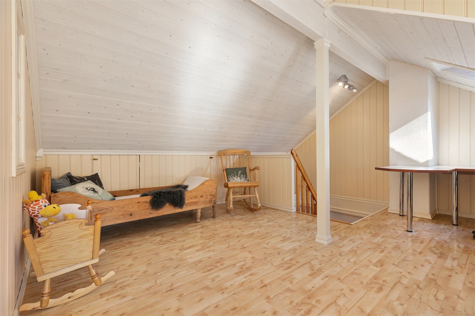 Stue i 2 etasje, her foreligger det ikke plantegninger fra kommune så både stue og soverom i 2 etasje er ikke godkjente for dagens bruk. 