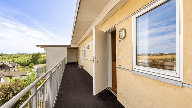 Adkomst til leiligheten via en overbygget svalgang.