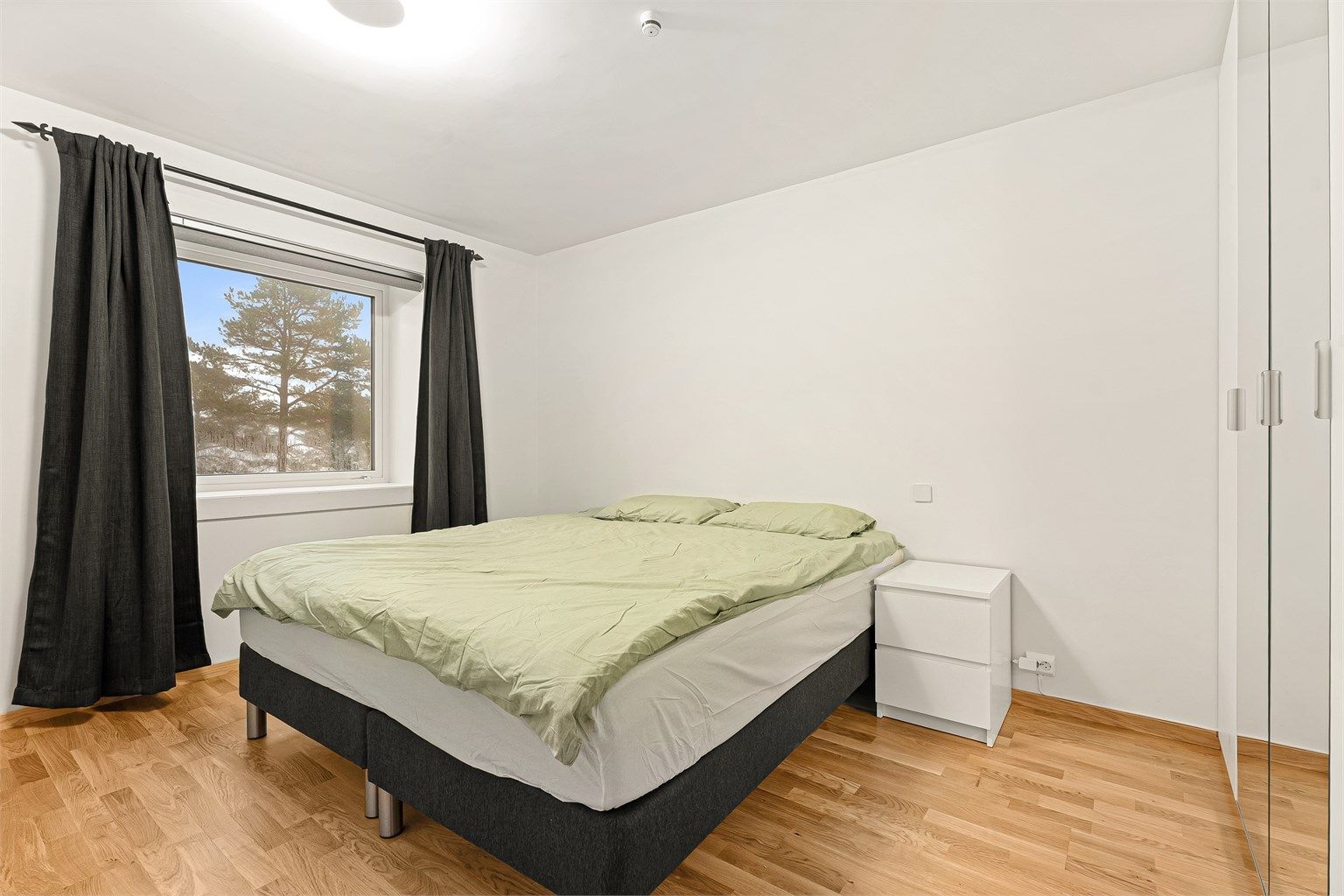 Soverom 1 - Hovedsoverommet er pusset opp i 2026, med plass til en stor og god seng med tilhørende møblement