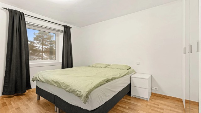 Soverom 1 - Hovedsoverommet er pusset opp i 2026, med plass til en stor og god seng med tilhørende møblement