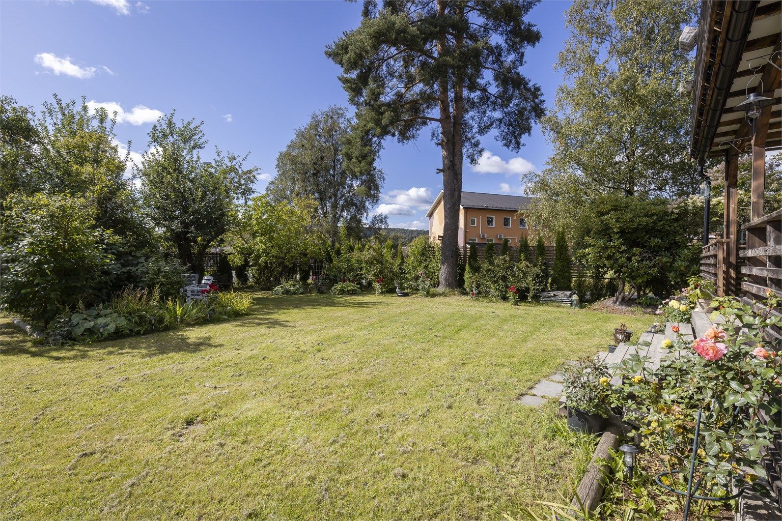 Hagen er pent opparbeidet med flott beplantning som gjør en hagen er fint skjermet mot trafikk.