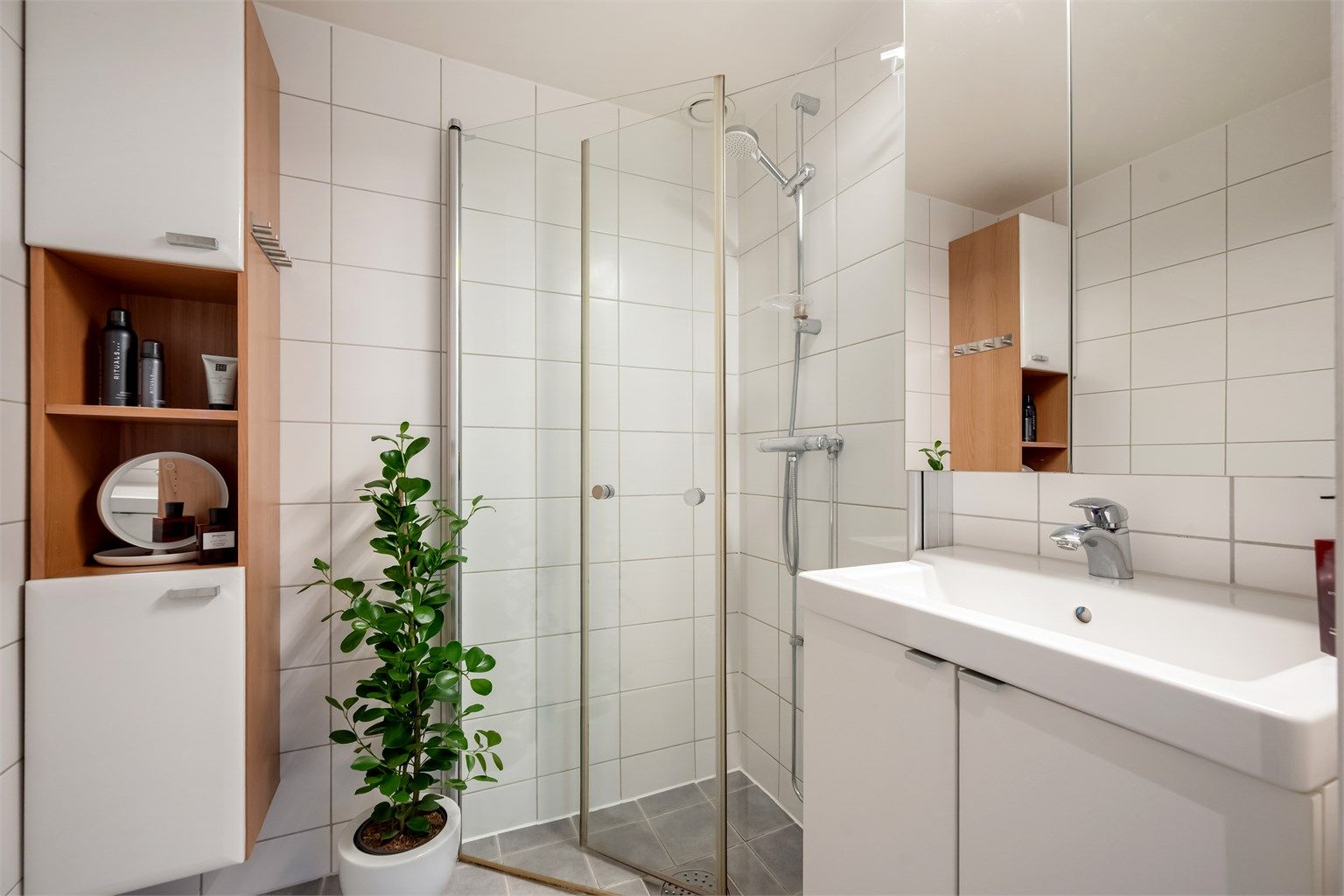 Badet ble rehabilitert i 2008/2009 i regi av borettslaget og har flislagt gulv med gulvvarme, flislagte vegger og malt himling. Dusjsonen har dusjhjørne med dører og vegghengt dusjarmatur.