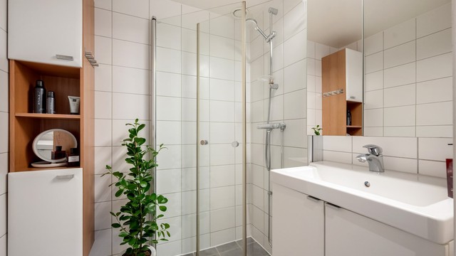 Badet ble rehabilitert i 2008/2009 i regi av borettslaget og har flislagt gulv med gulvvarme, flislagte vegger og malt himling. Dusjsonen har dusjhjørne med dører og vegghengt dusjarmatur.