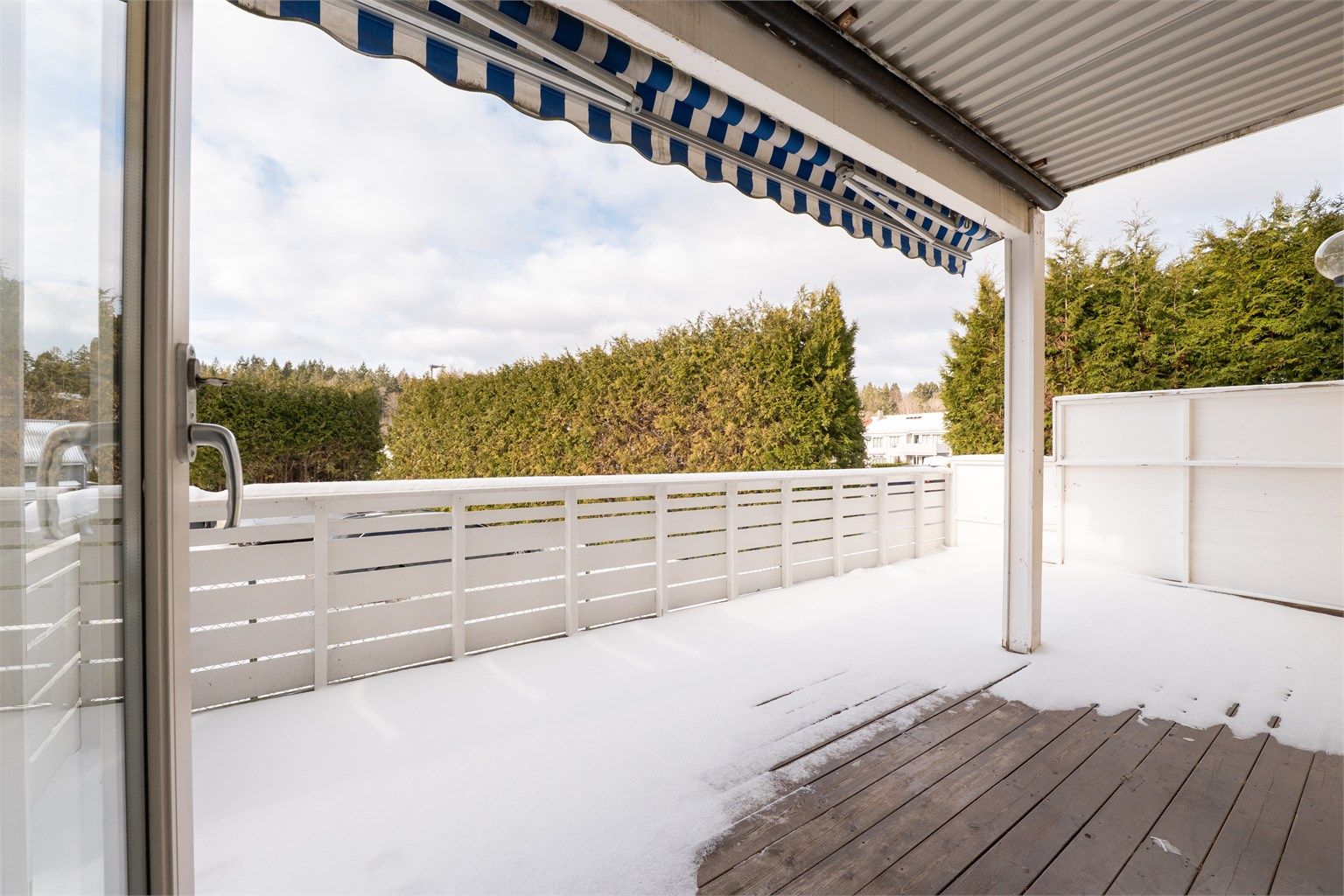 Leiligheten ligger lett tilgjengelig i første etasje og har en nær 20 kvm. stor vestvendt terrasse med sol fra ettermiddag til kveld sommerstid. Fotograf; Kristoffer Kristiansen.