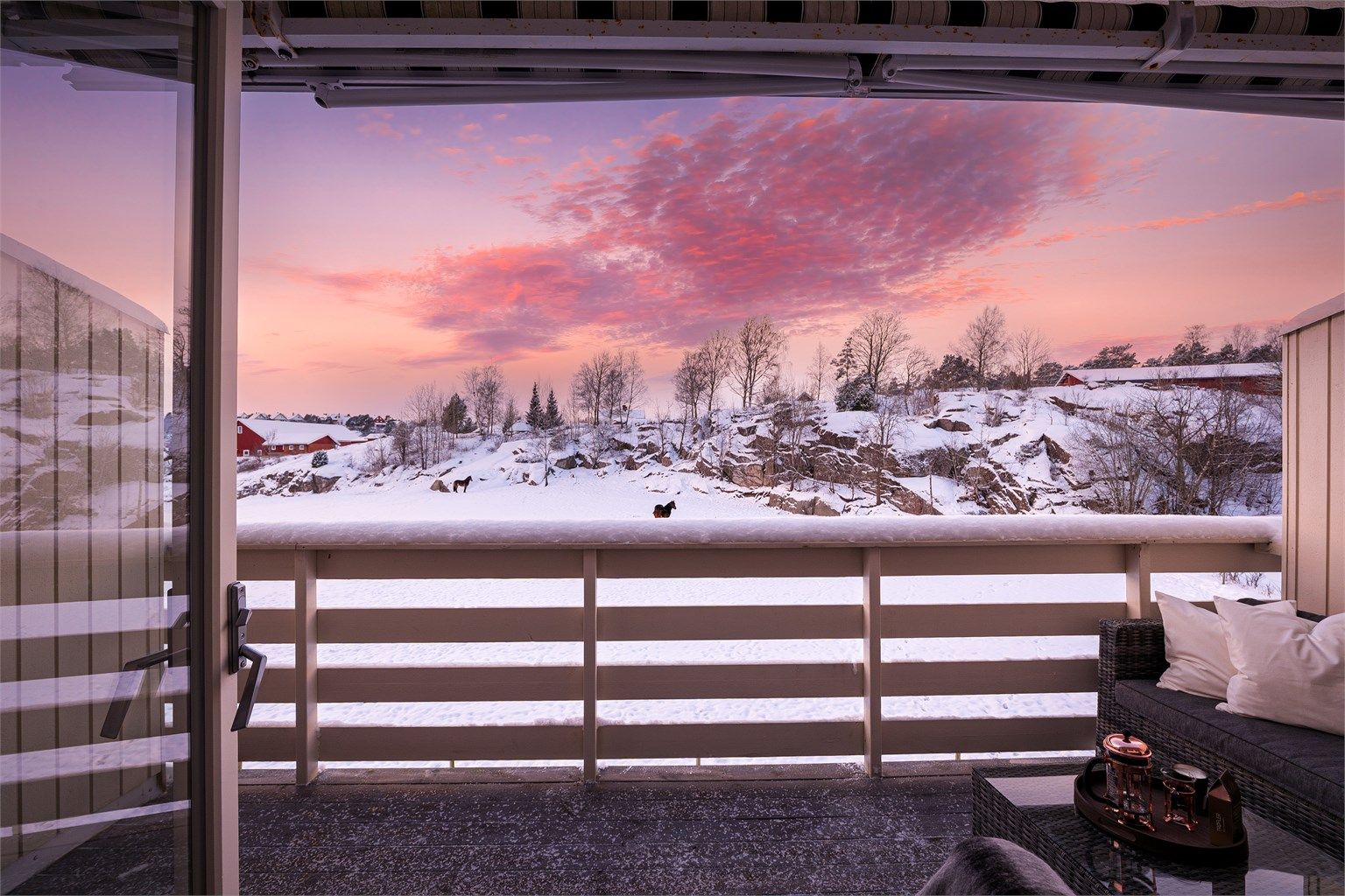 På verandaen sees flott utsyn til vakre solnedganger og fargespillet på himmelen. Fotograf; Kristoffer Kristiansen.