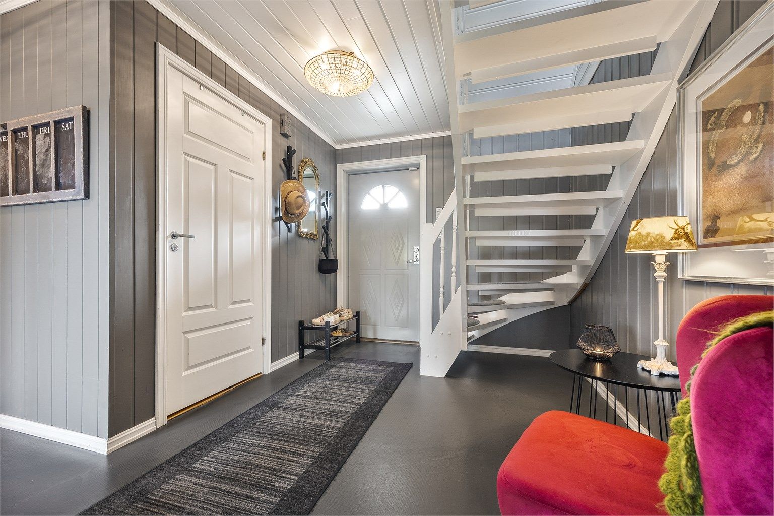 Romslig entré med varmekabler i gulvet og trapp opp til andre etasje.