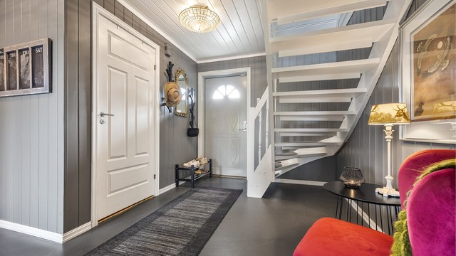 Romslig entré med varmekabler i gulvet og trapp opp til andre etasje.