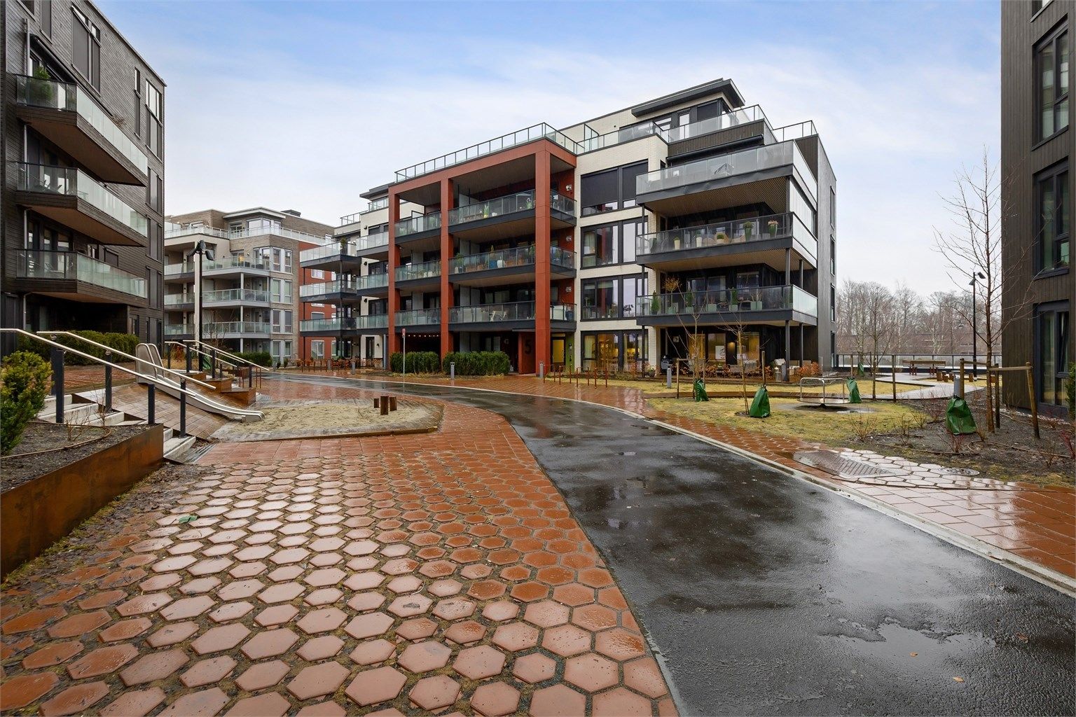 Her kan du nyte en rekke av fasiliteter, inkludert butikker, restauranter, kaféer, offentlig kommunikasjon og mye mer, alt innen gangavstand fra din egen dør