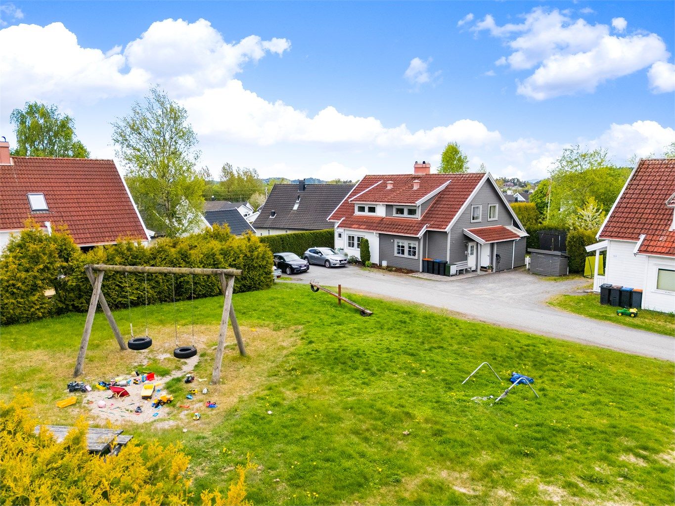 Boligen ligger i et etablert og barnevennlig område.