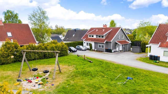 Boligen ligger i et etablert og barnevennlig område.