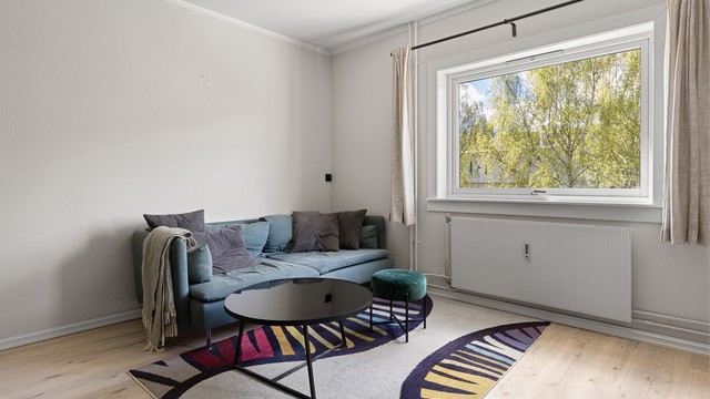 Den lyse stuen har en god størrelse med god plass til både sofagrupper, spisebord og forlengelse av kjøkkenet