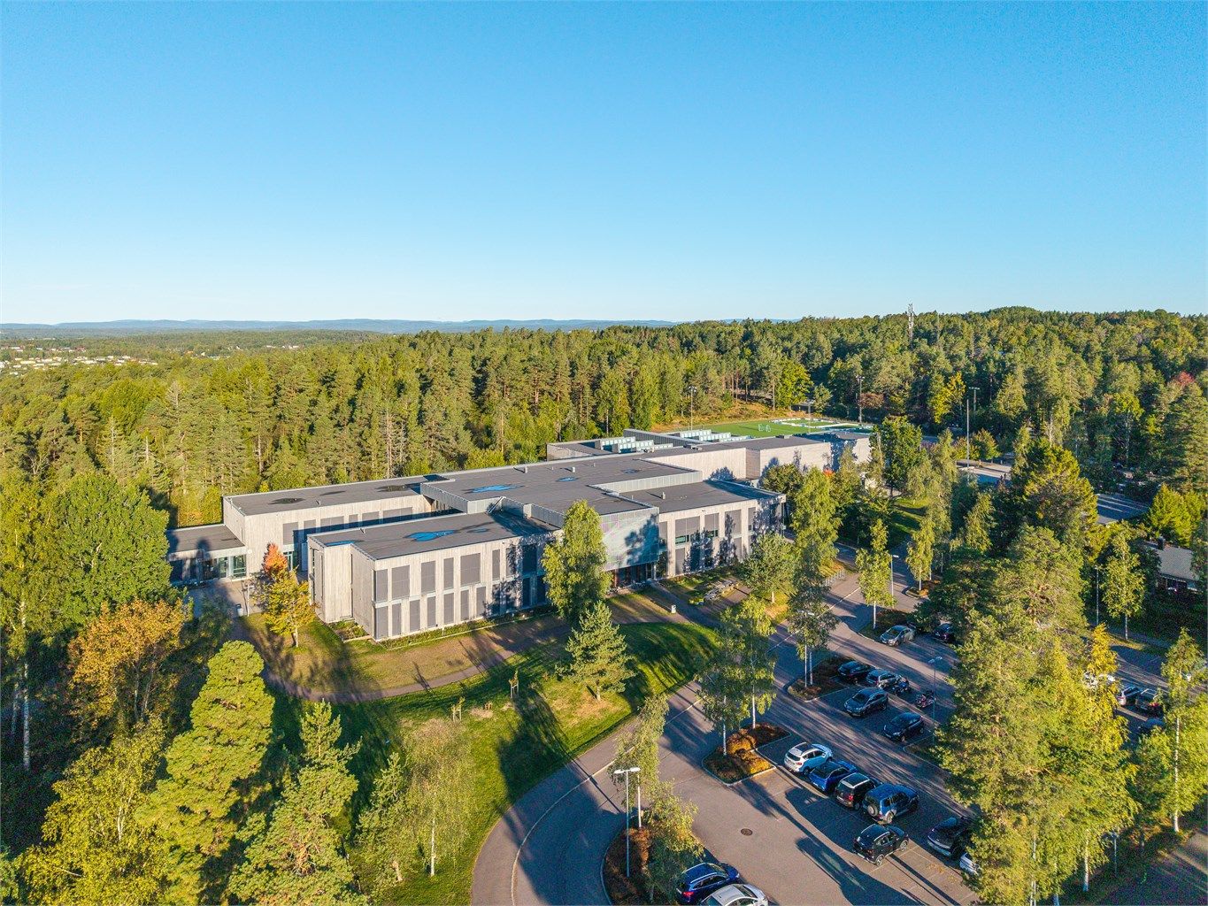 Området rundt Teigar byr på skoler, idrettsanlegg og fine turområder i Teieskogen.