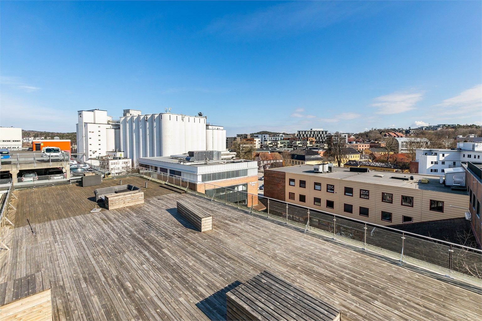 Som andelseier får du tilgang til borettslagets store felles takaltan som er solfylt fra morgen til kveld.