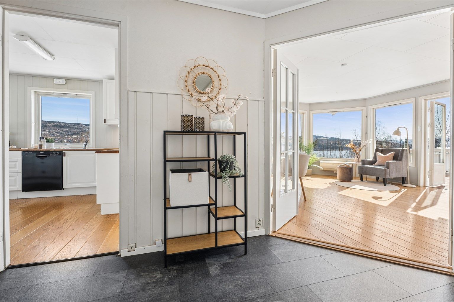 Fra den romslige entréen er det adkomst til resten av rommene i 1. etasjen.