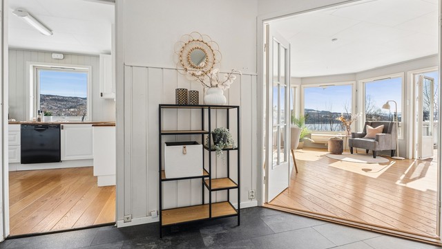 Fra den romslige entréen er det adkomst til resten av rommene i 1. etasjen.