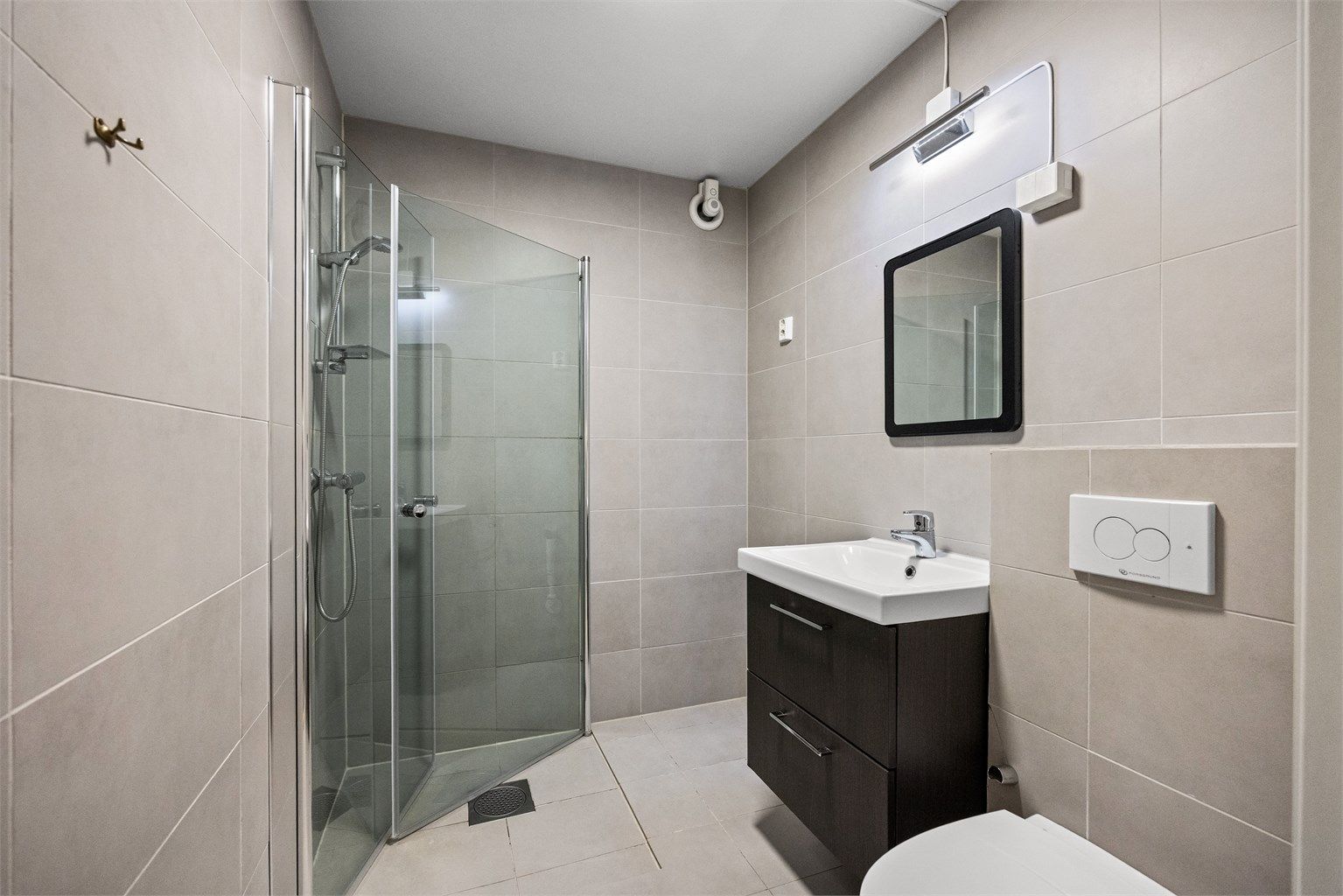 Badet ble oppgradert i 2011 og er innredet med gulvvarme og flislagte overflater.
Foto: Borghagen foto