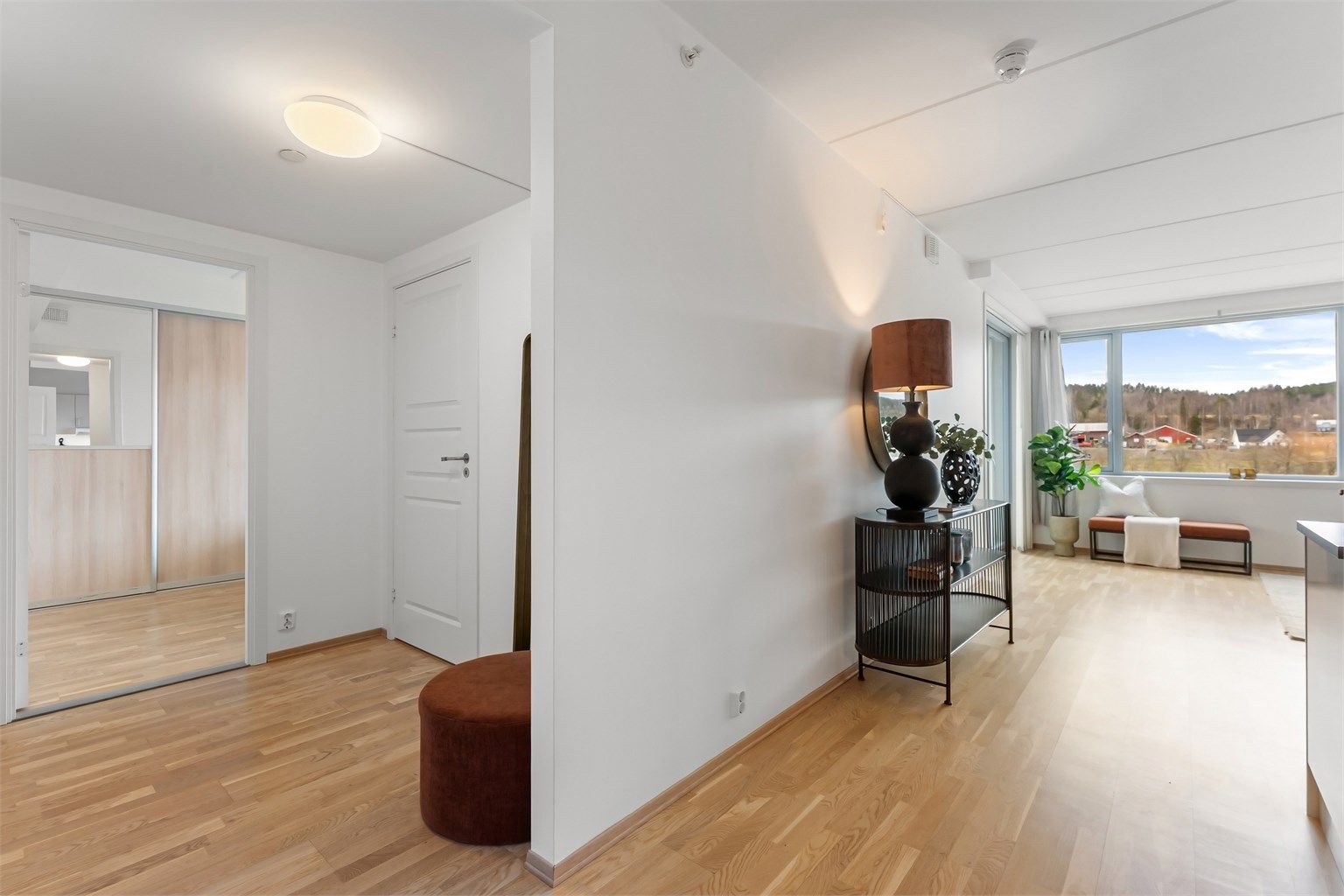 Leiligheten har to gode soverom, begge med adkomst via egen gang med videre adkomst til badet